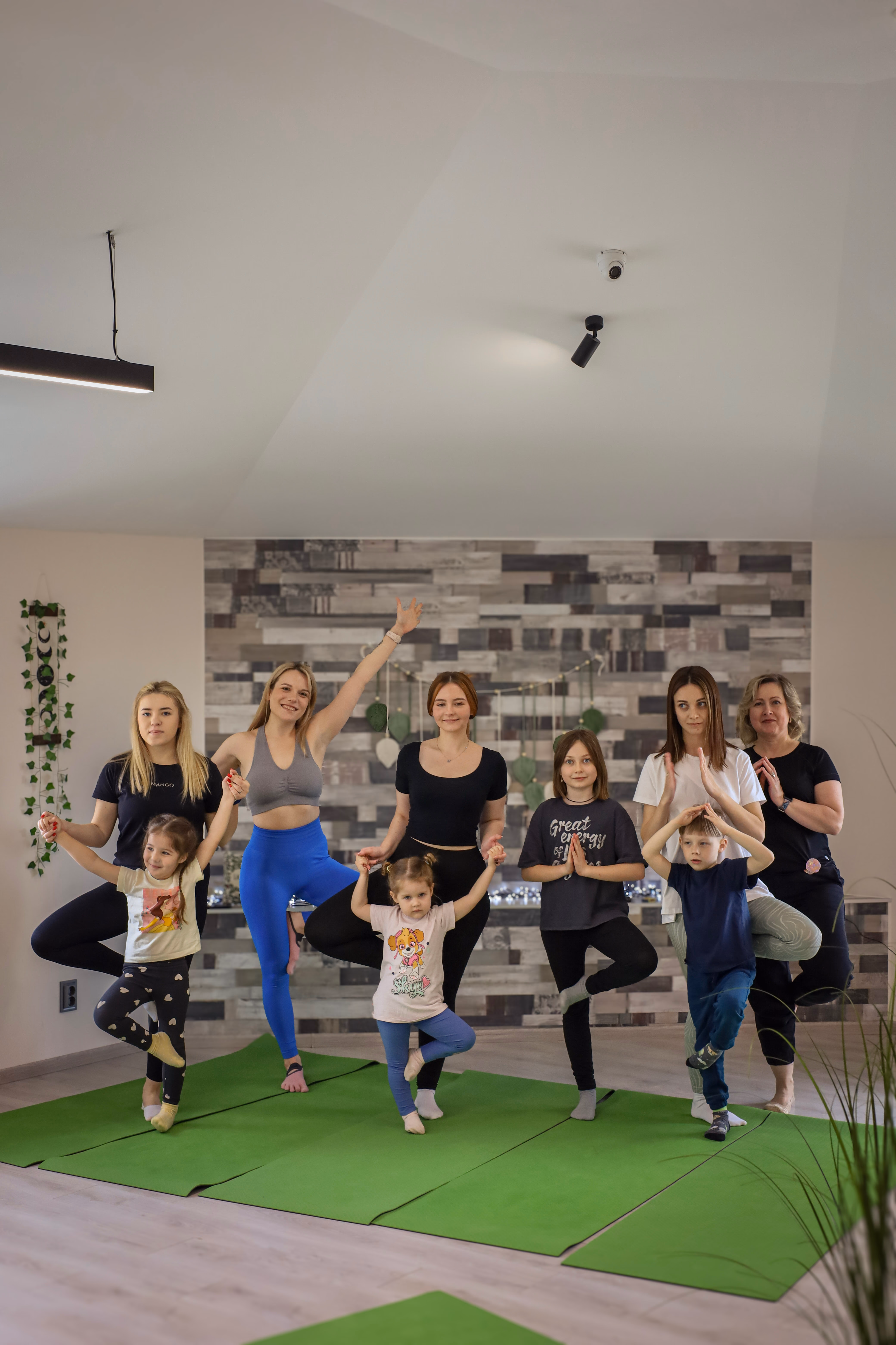 Мама та дитина на занятті йогою разом