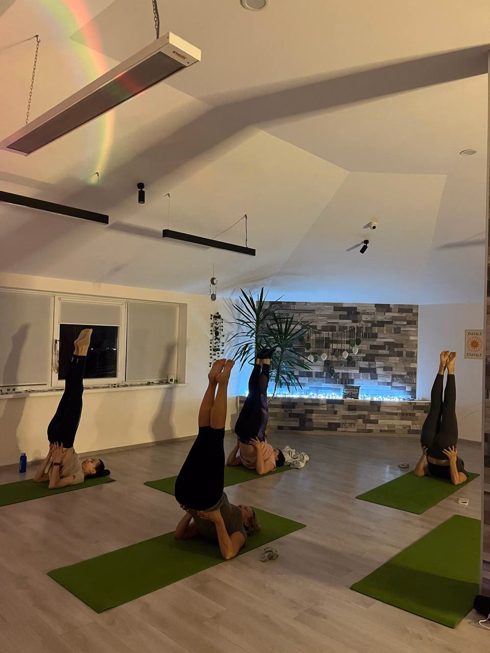 Група виконує стійку на плечах під час заняття