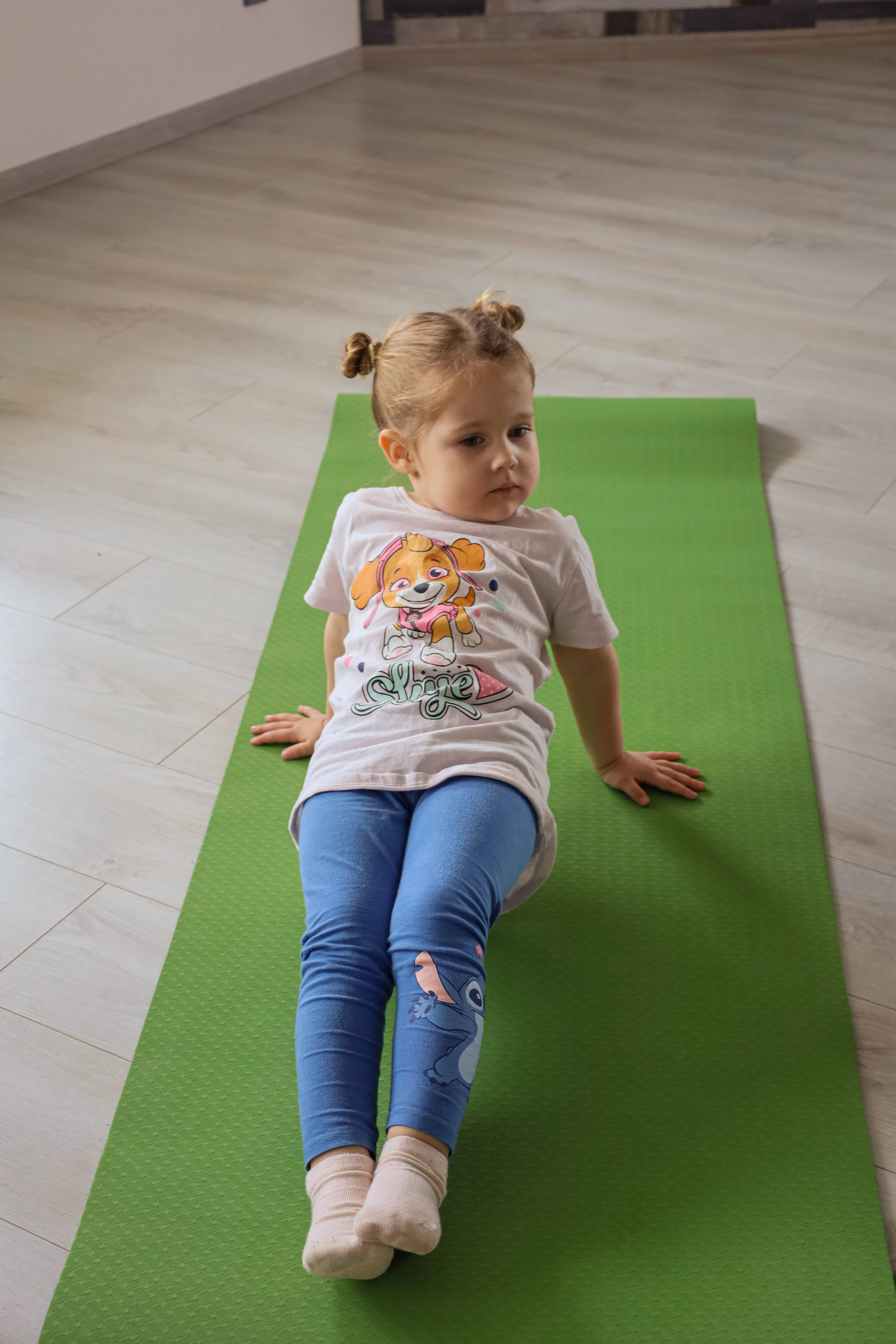 Мама з дитиною виконують парну вправу