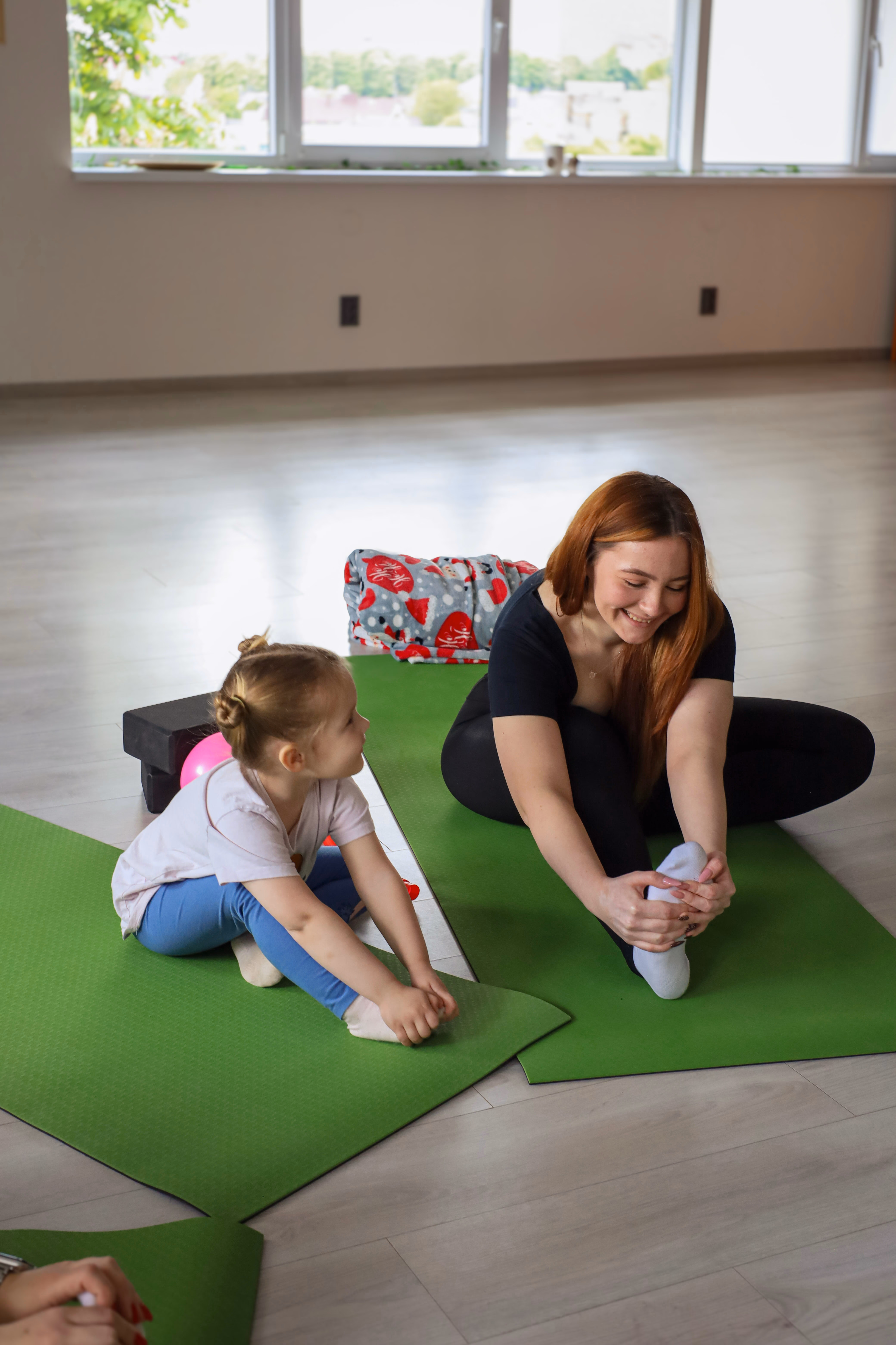 Спільне заняття мами та дитини на килимках