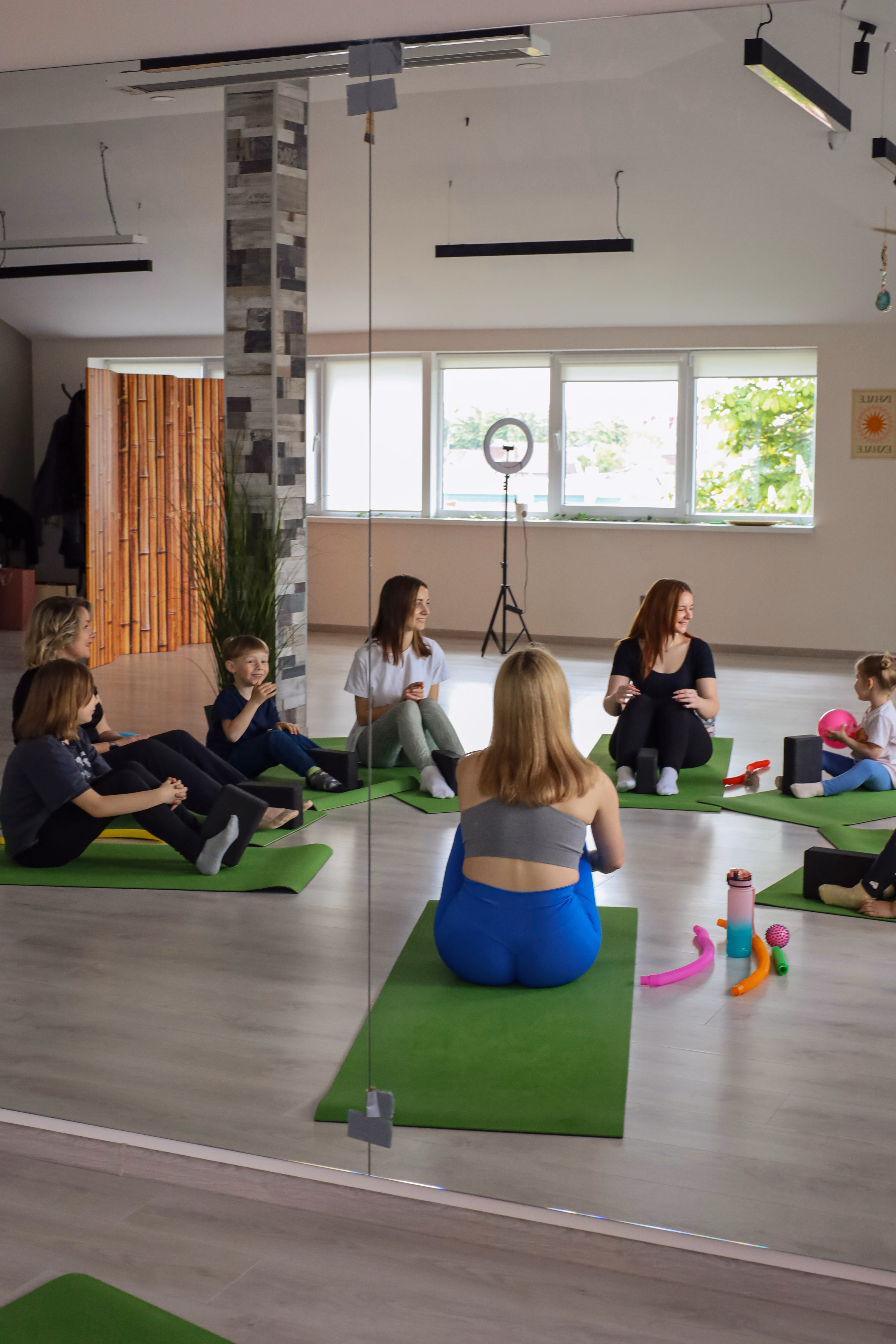 Мама допомагає дитині з йога-позою