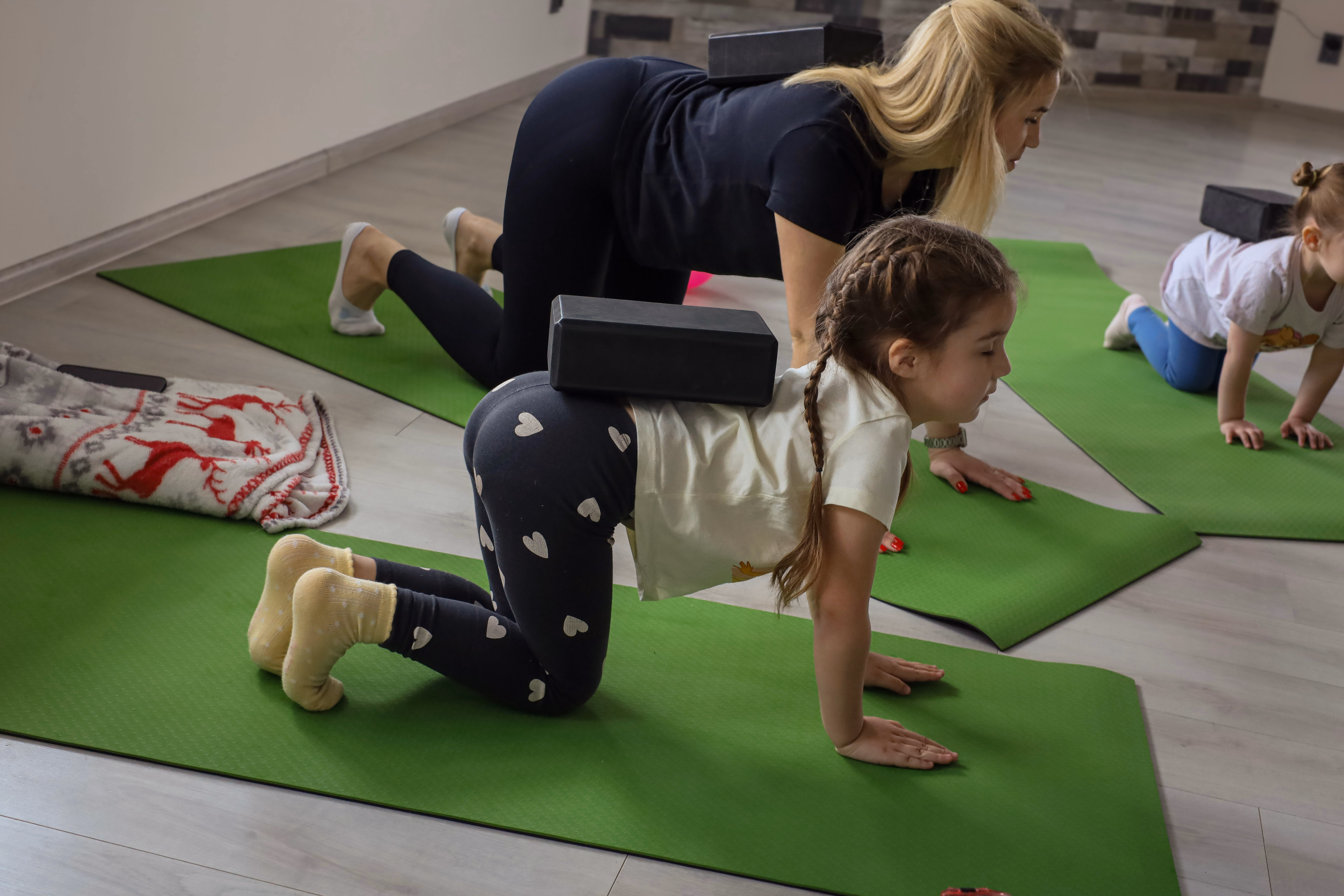 Дитина та мама під час релакс-вправи