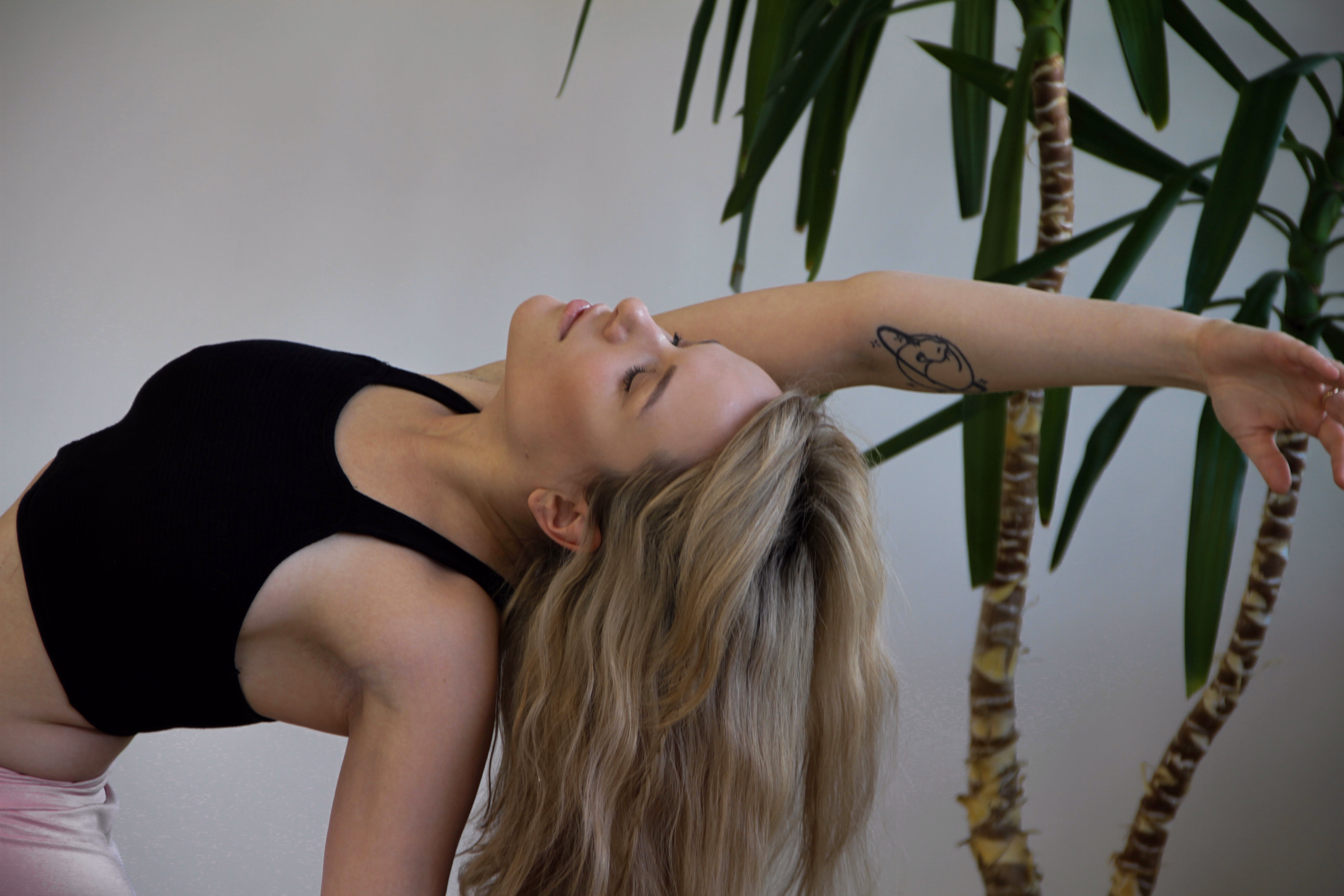 Інструктор у глибокому прогині з витягнутою рукою